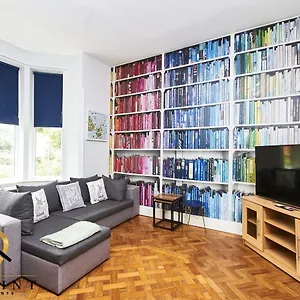 Holiday home Onpoint Apartments-large House Near Centre With Bar!